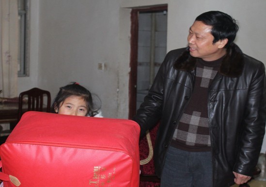 社区工作人员走访辖区的困境未成年人