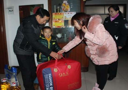 社区工作人员走访辖区的困境未成年人