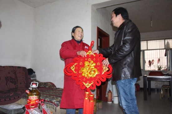 社区工作人员走访看望辖区困难家庭