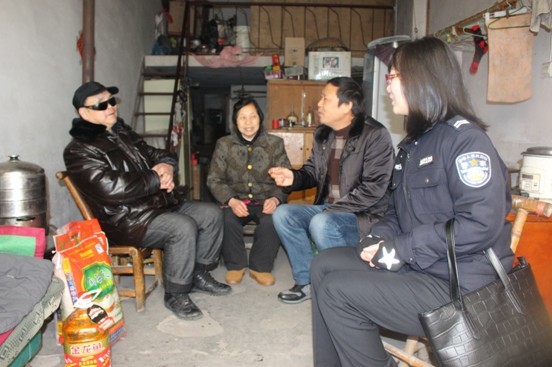 社区工作人员走访看望辖区困难家庭