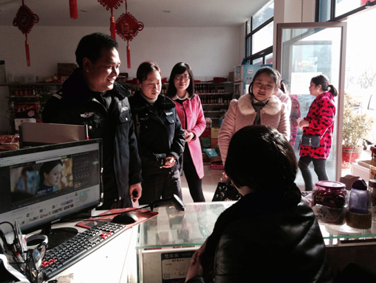 社区同创卫包联单位开展卫生清扫活动共同维护